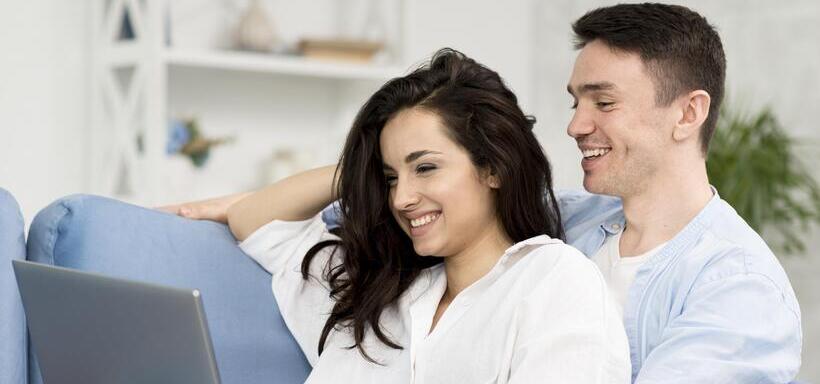 pareja-con-laptop
